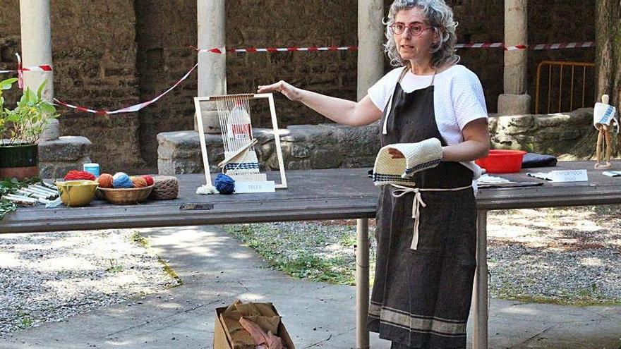 Roser Melero explica com es confeccionava un drap piteu al claustre del monestir de Sant Llorenç