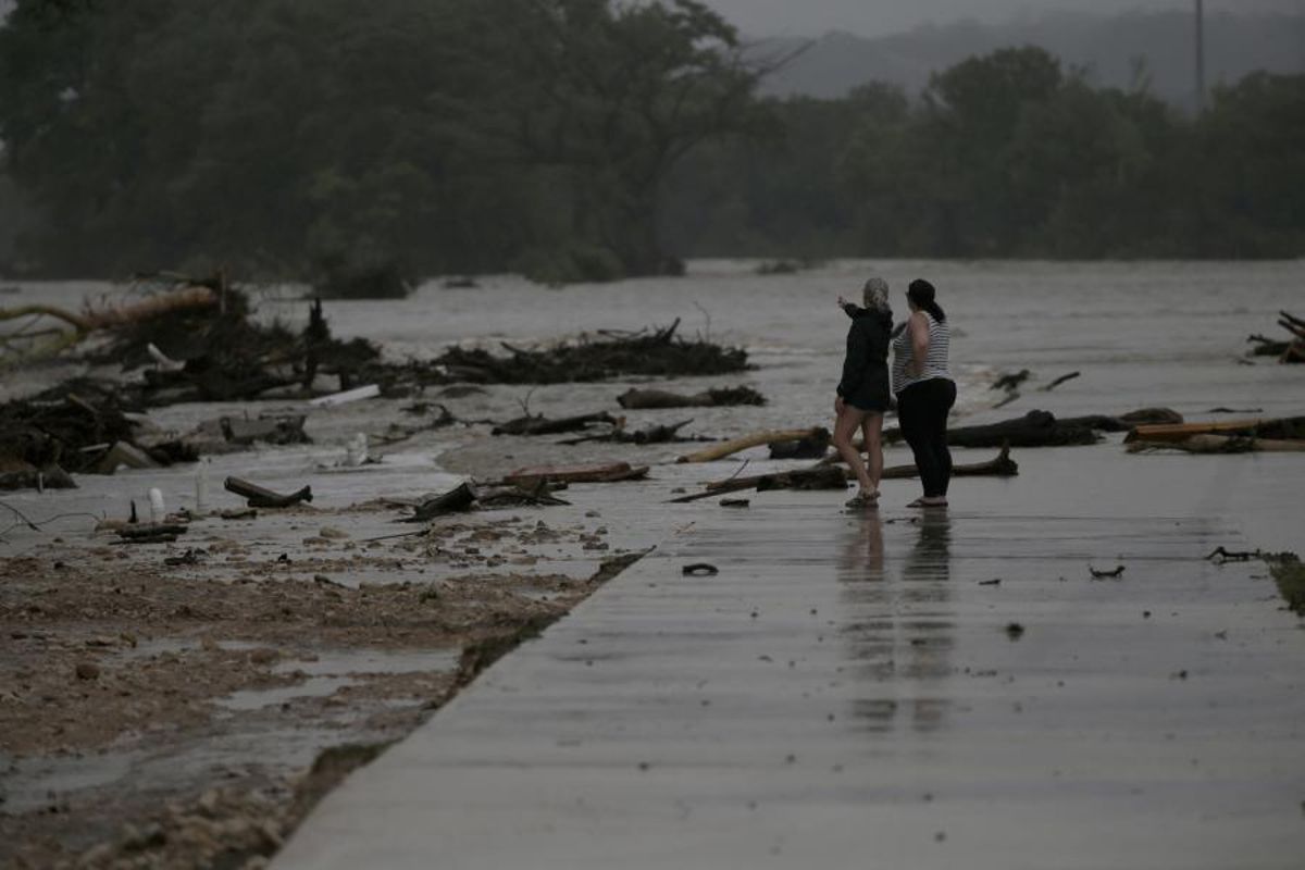 Las inundaciones en Texas dejan ya más de 50 víctimas mortales, entre ellas 15 niños