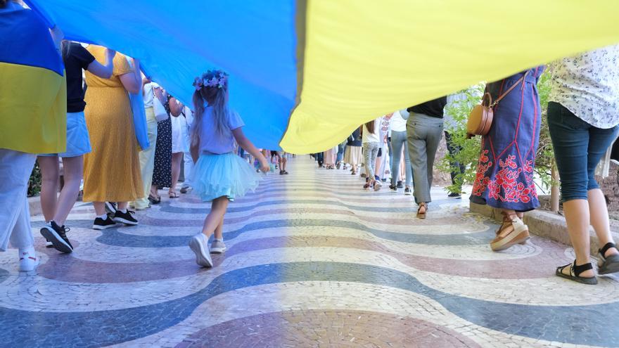 Centenares de personas ondean una bandera gigante de Ucrania en Alicante