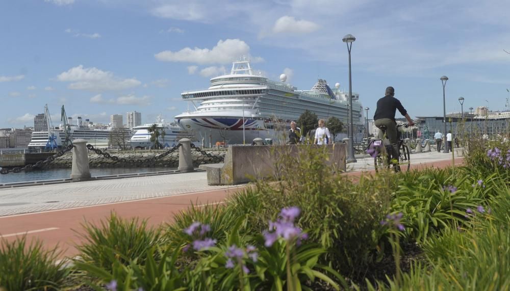 A Coruña recibe a 11.000 personas de 5 cruceros