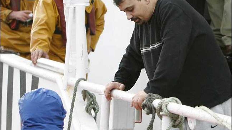 José Manuel Parada, uno de los marineros del pesquero &quot;Cordero&quot;, es trasladado al muelle de Oza, puerto pesquero de A Coruña, por el barco &quot;Plaia de Esteiro&quot; con base Riveira, tras ser rescatado después de que dicho pesquero naufragase esta madrugada a 20 millas de Cabo Prior.