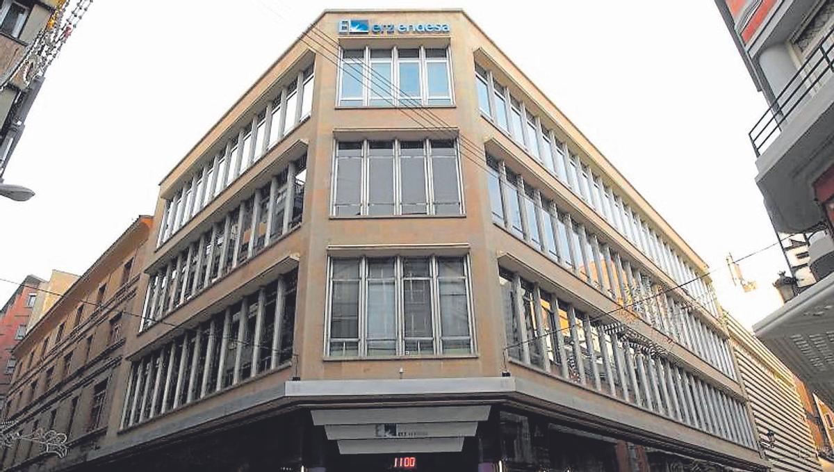 Imagen del llamado Palacio de la Luz, en la calle San Miguel, cuando este edificio era sede de Endesa