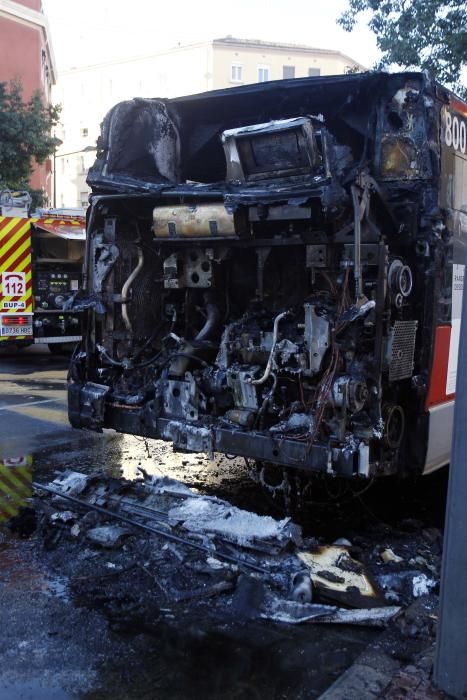 Un autobús de la EMT se incendia en Valencia