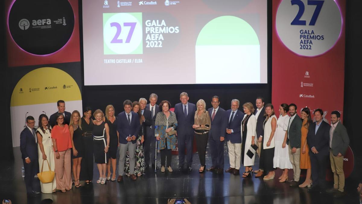 Foto de familia con los premiados y las autoridades asistentes a la gala de Aefa.