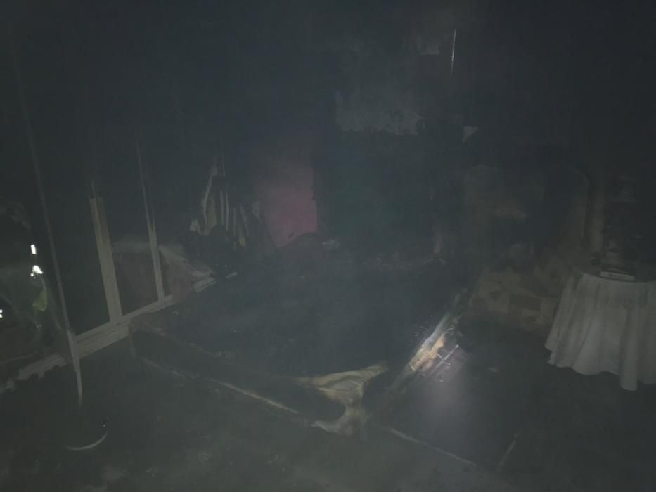 El fuego declarado en una vivienda de dos plantas en la Carretera de la Fresneda se saldó con una persona fallecida y otra herida por inhalación de humo