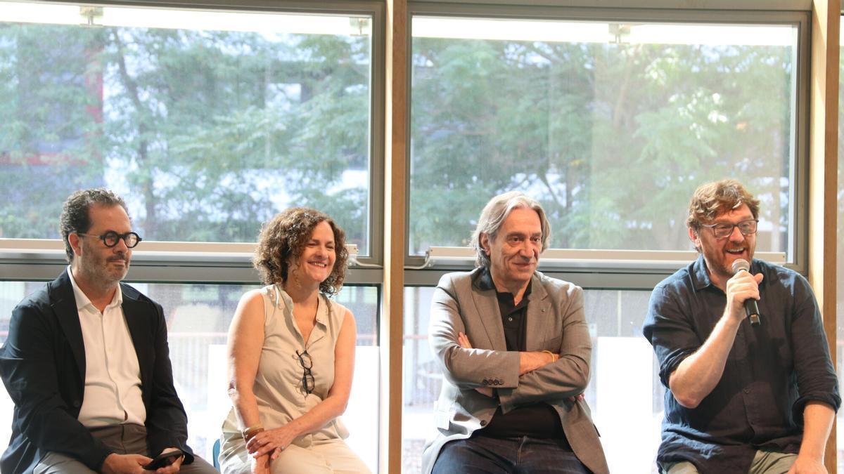 El presidente de la Barcelona Creativity Design Foundation, Enric Jové, la consellera de Cultura, Sònia Hernández, el vicepresidente del ICUB Xavier Marcé, y el comisario del proyecto, Pep Salazar.