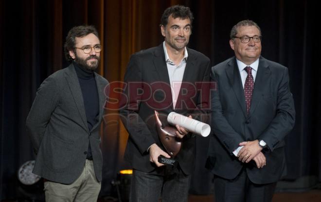 Sergi Bruguera junto al consejero delegado de Prensa Ibérica, Aitor Moll, y del patrono director de la Fundació Damm, Ramón Agenjo