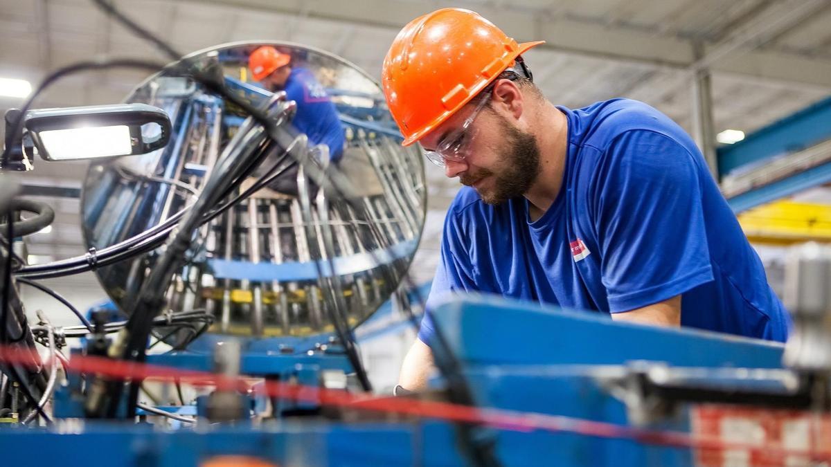 Un trabajador de una industria metalúrgica.