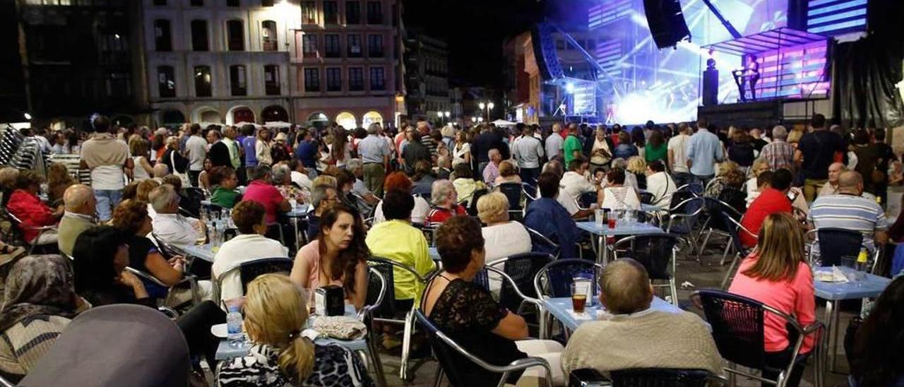 Una verbena con orquesta en las fiestas de San Agustín, en Avilés.