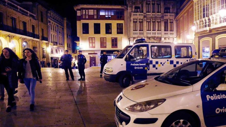 Amplio despliegue policial, anoche, en la plaza del Ayuntamiento.