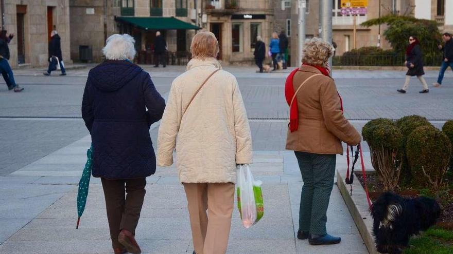 Varias mujeres mayores en el centro de Pontevedra. // Rafa Vázquez