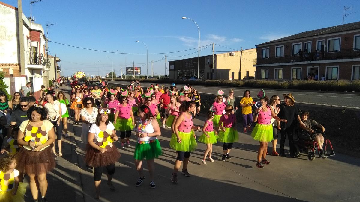 Los vecinos disfrutan de un desfile del carnaval de verano en una edición festiva anterior