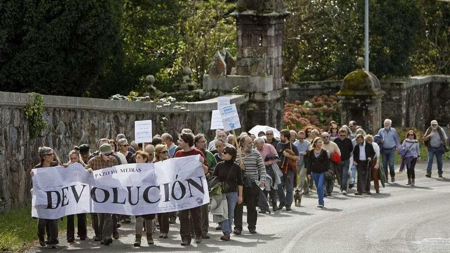 Protesta para exigir la devolución del pazo de Meirás en 2011.