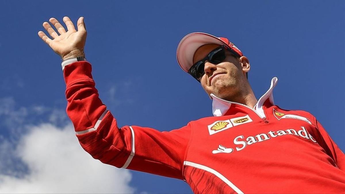 Sebastian Vettel saludando a la entrada del circuito de Spa