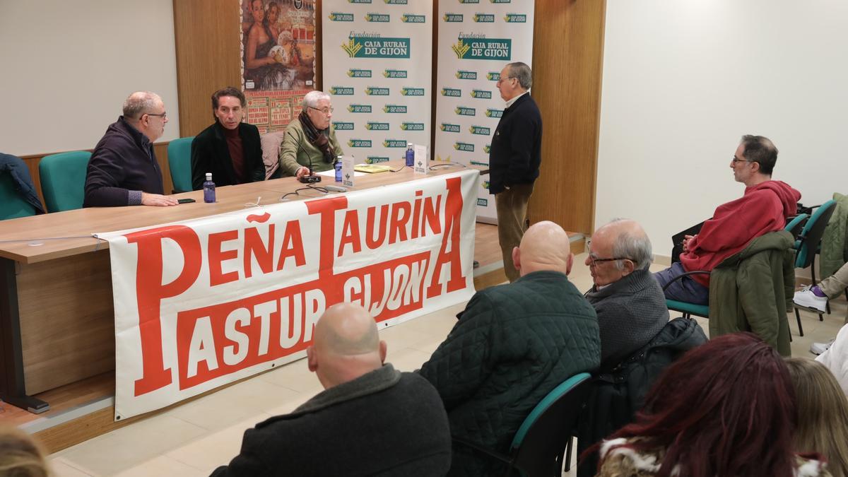 Una de las conferencias pasadas de la Peña Astur, en el salón de actos de Caja Rural de Gijón.