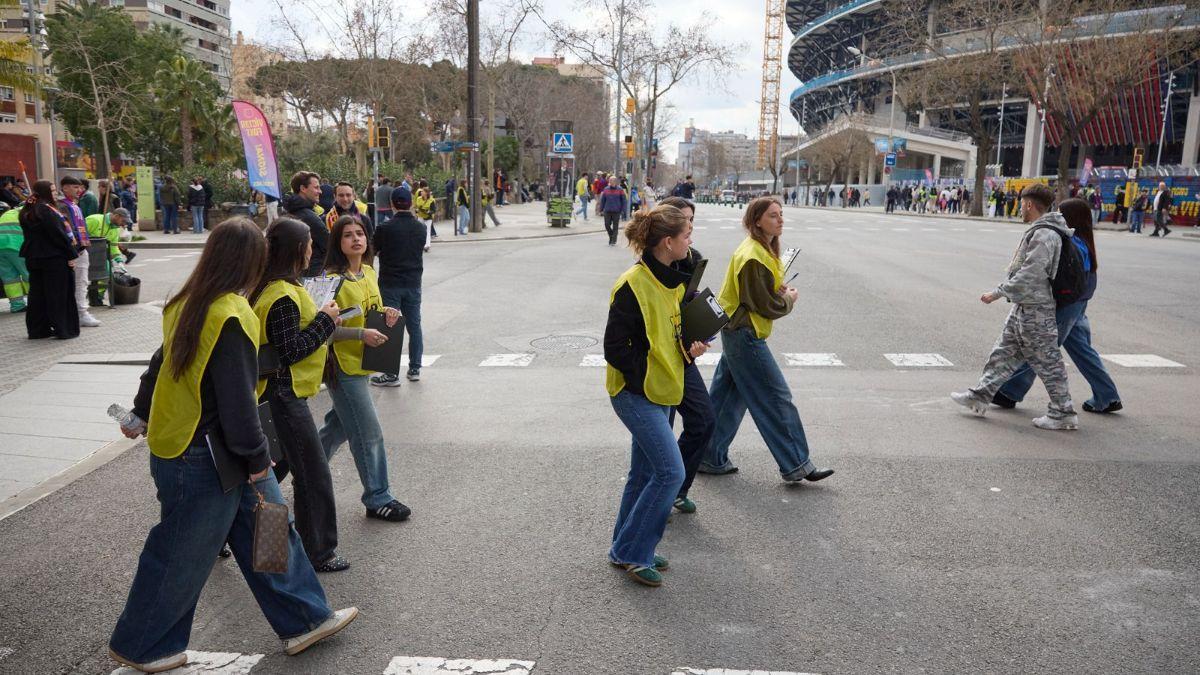 Voluntarias a la caza de firmas en los alrededores del Spotify Camp Nou