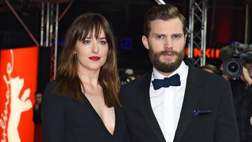 Dornan posa con Dakota Johnson.