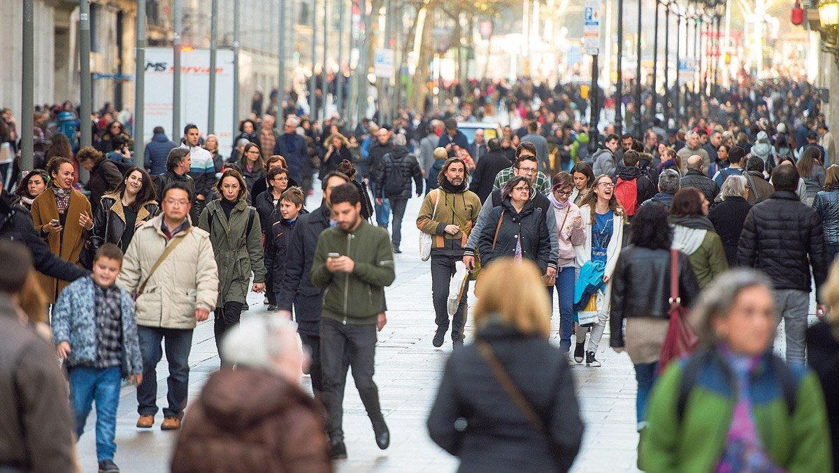 Ciudadanos paseando por el centro de Barcelona.