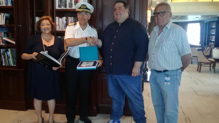 El capitan del crucero recibe a las autoridades locales de Alcúdia