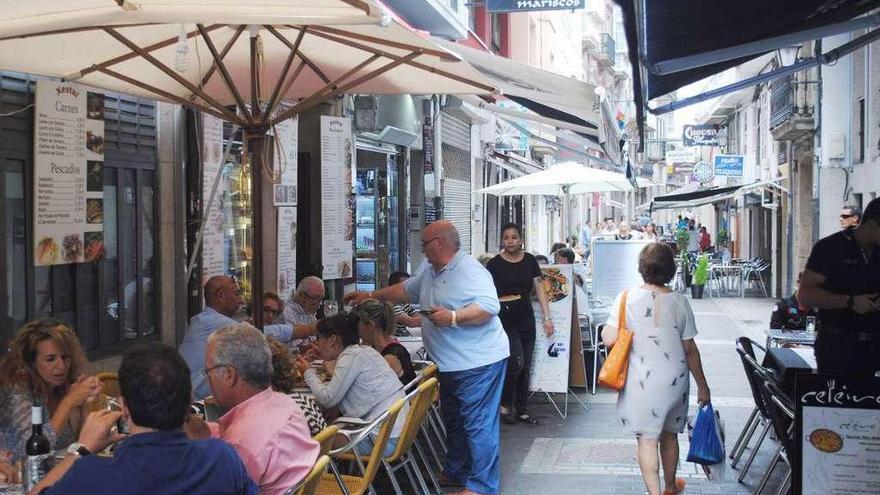 Turistas en restaurantes del centro de A Coruña.