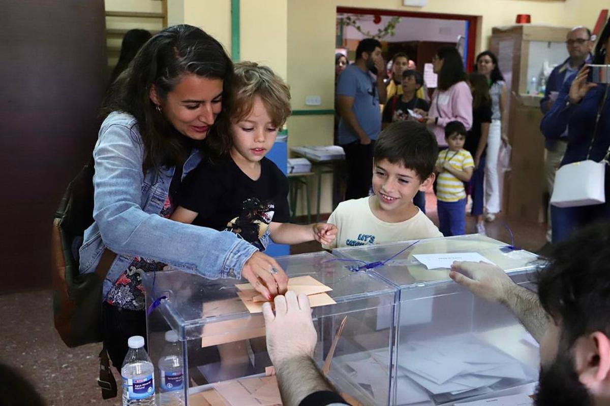 Irene de MIguel, ejerciendo su derecho al voto en Mérida 'ayudada' por sus dos hijos menores.
