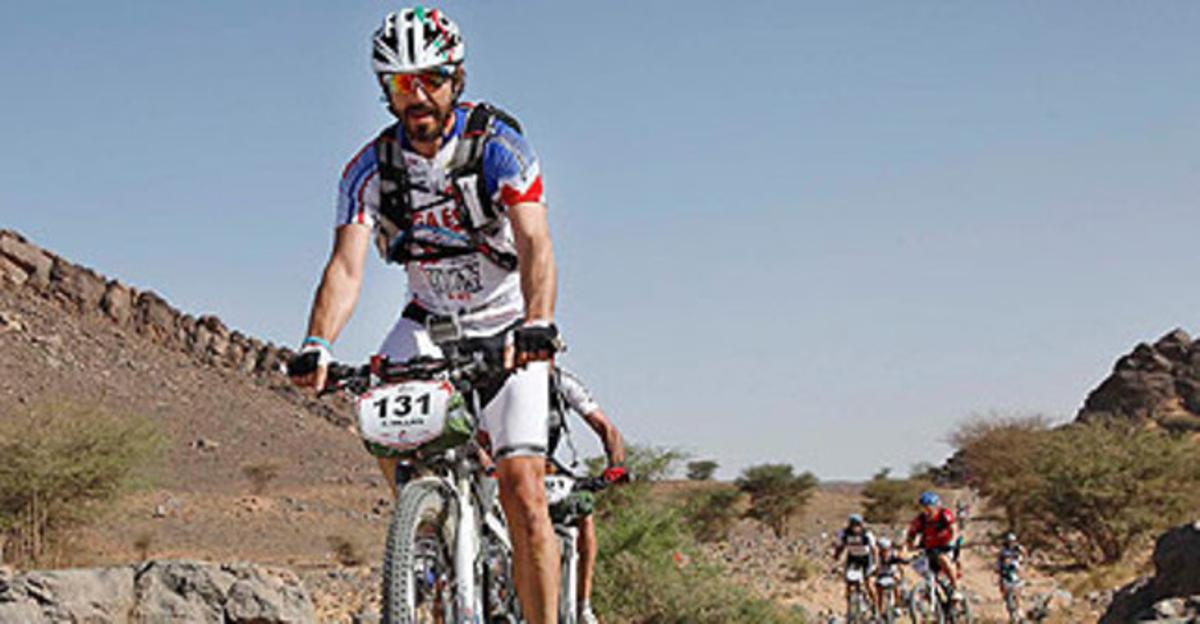 L’actor i presentador Santi Millán, durant una etapa de la Mil·lenni Titan Desert. L’actor i presentador Santi Millán, durant una etapa de la Mil·lenni Titan Desert.