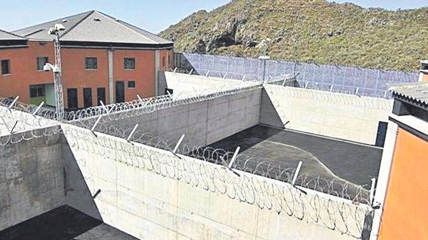 Vigilantes del centro de menores de Valle Tabares critican que hacen tareas que no les corresponden