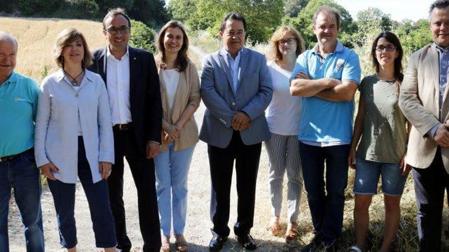 Els tres consellers, amb autoritats locals, en un camí de Montmaneu