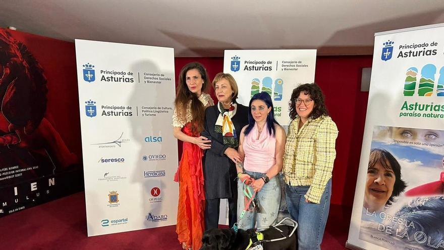 Éxito rotundo en Parqueastur para arropar el preestreno de la película sobre la surfista ciega Carmen López