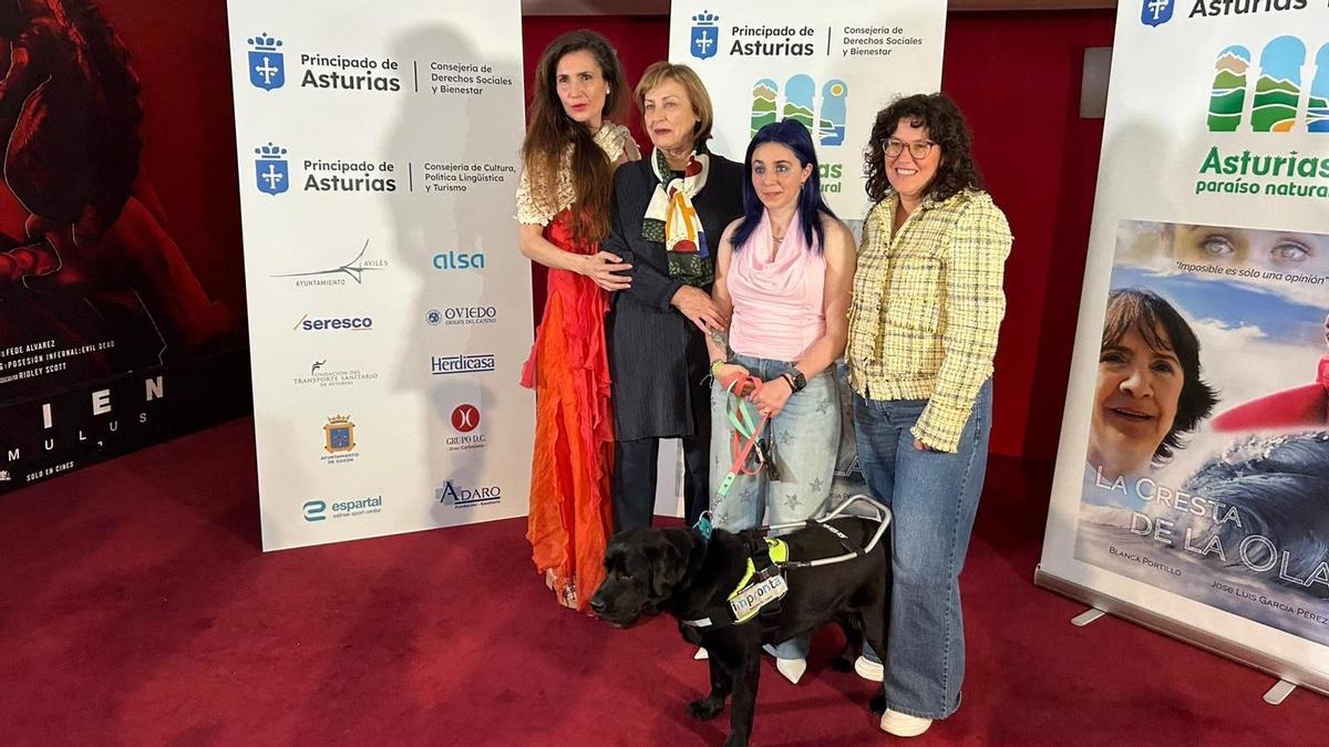Por la izquierda, Ana López Martín, Mariví Monteserín, Carmen López y Lucía Fernández.