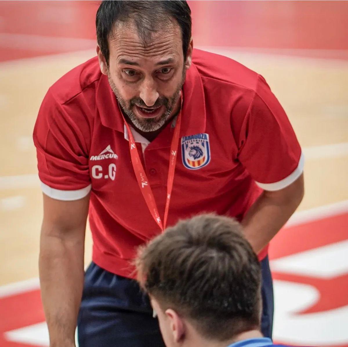 Carlos García dirige a su equipo durante un partido del Contazara este curso.