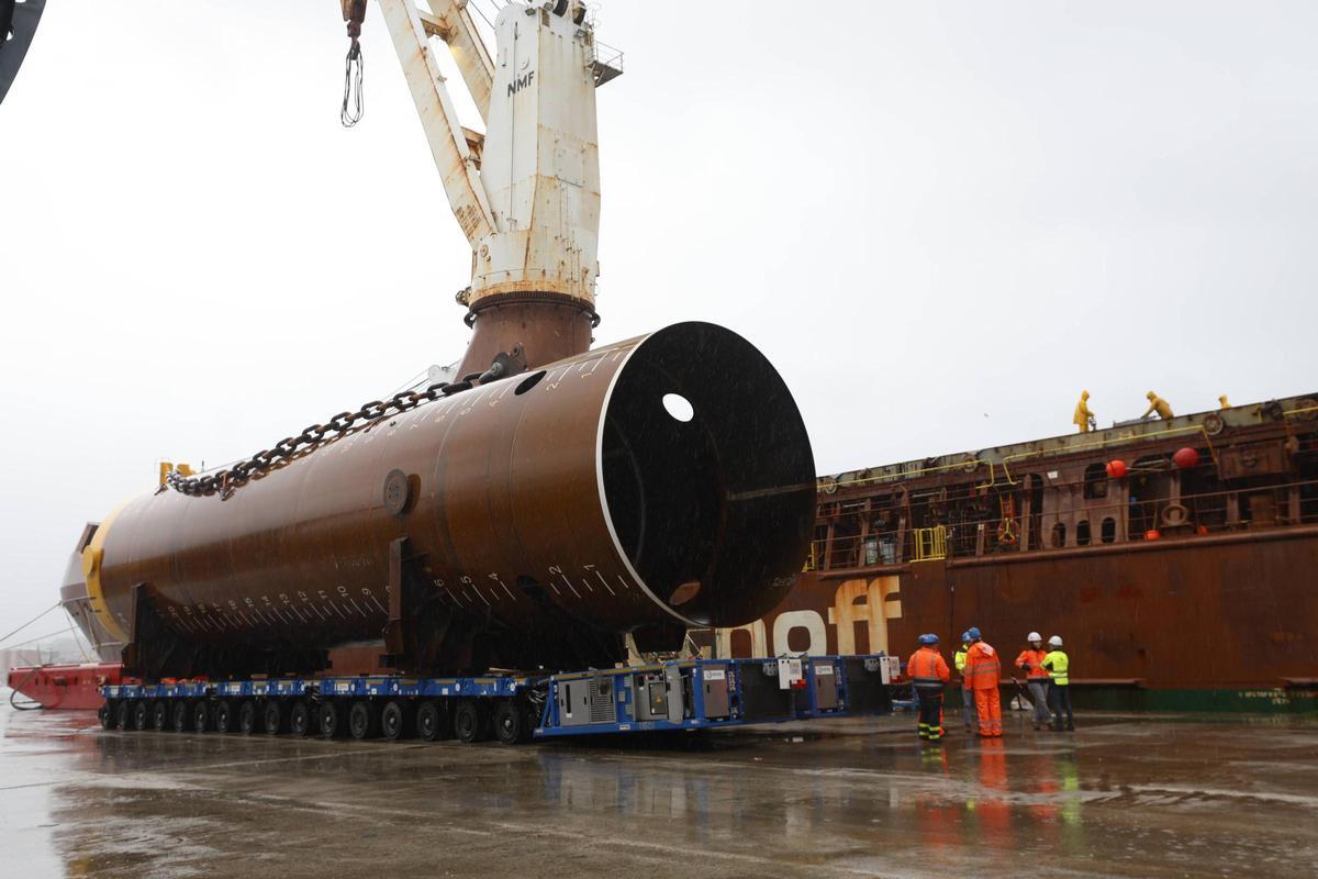 Maniobra de carga de un coloso de Idesa para su exportación desde el puerto de Avilés.