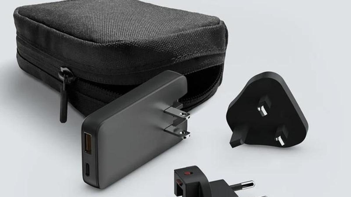 Cargador 65W compacto con adaptadores viaje. Xtorm