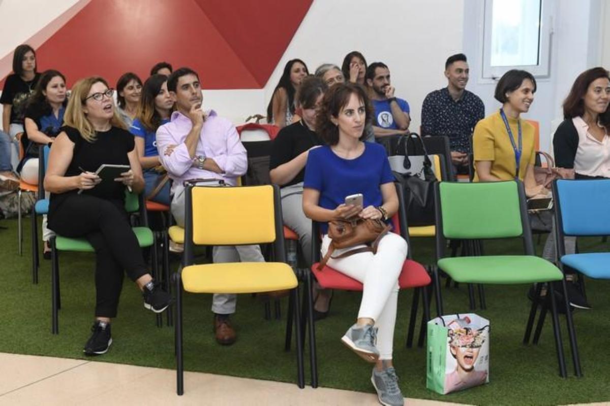 RELACION  MUJER Y GOOGLE