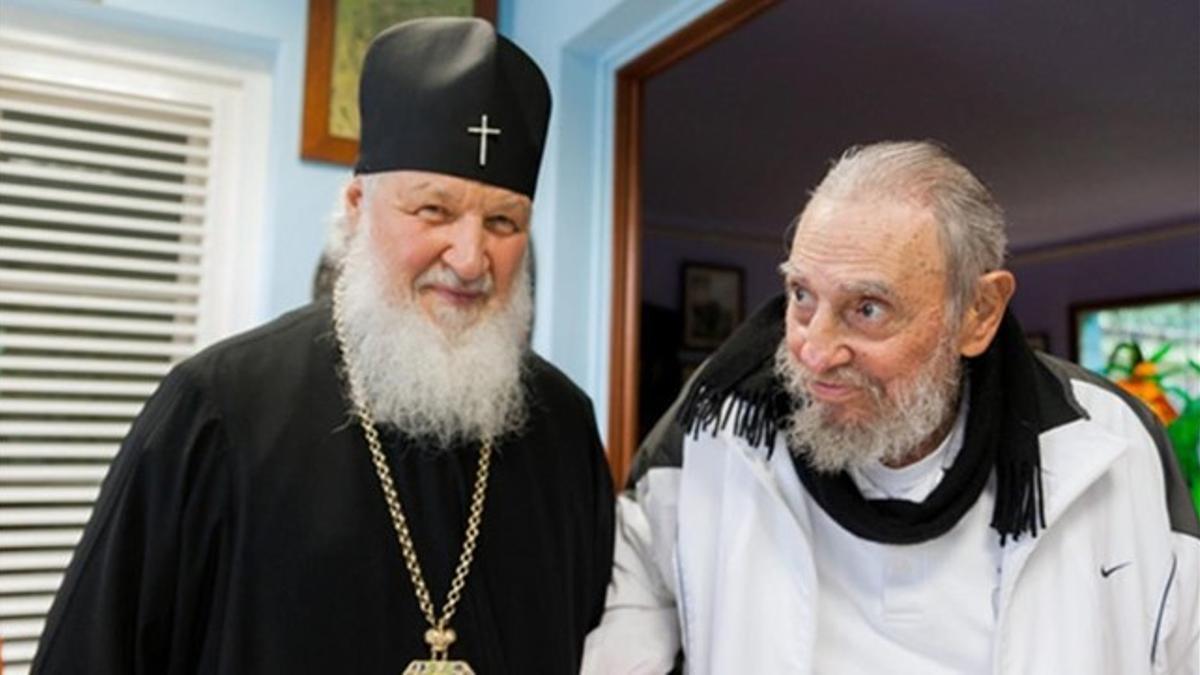 Fidel Castro, con chandal blanco, recibe al patriarca ruso Cirilo en su casa de La Habana.