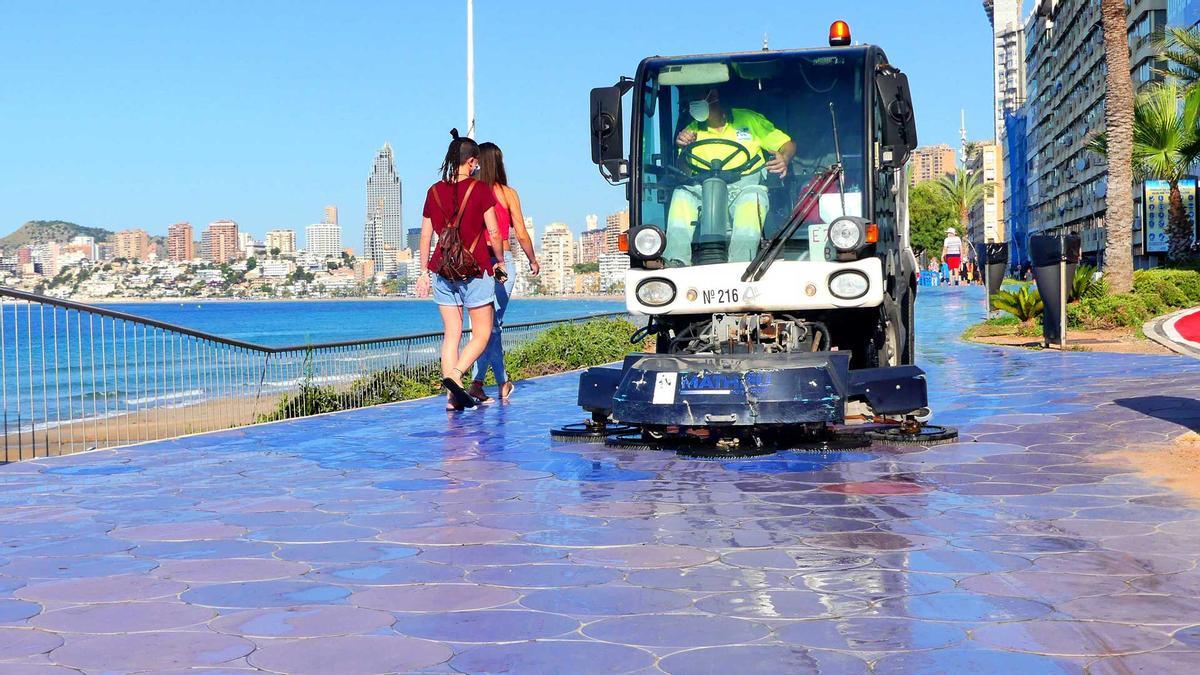 Una de las máquinas del servicio de limpieza de Benidorm.