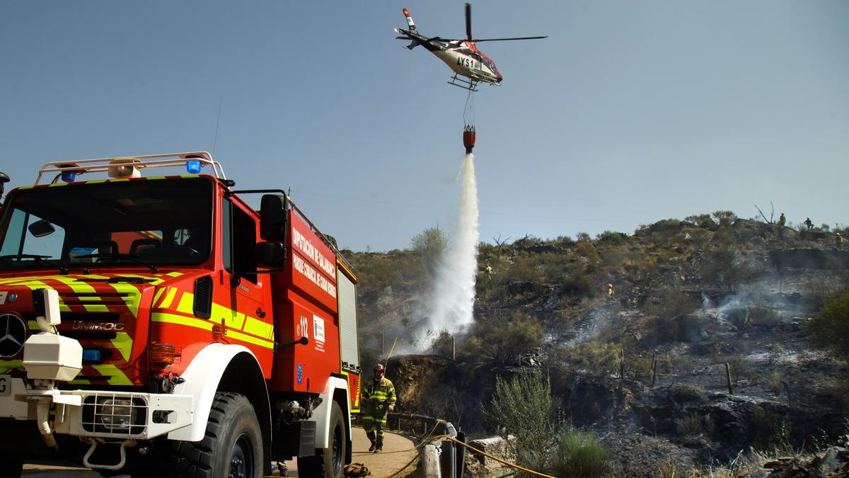 Una ambulancia y un helicóptero apagando el fuego.