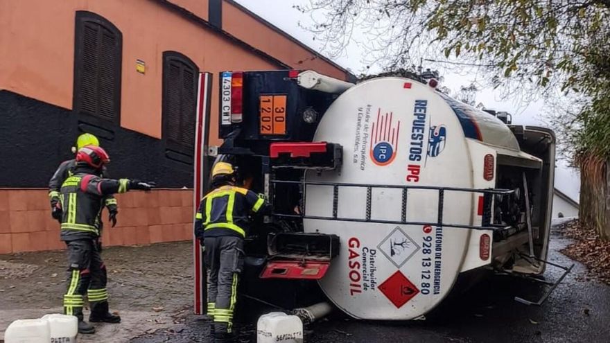 Un camión cisterna con combustible vuelca en Moya
