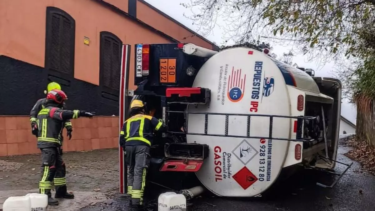 Un camión cisterna con gasoil vuelca en el municipio de Moya