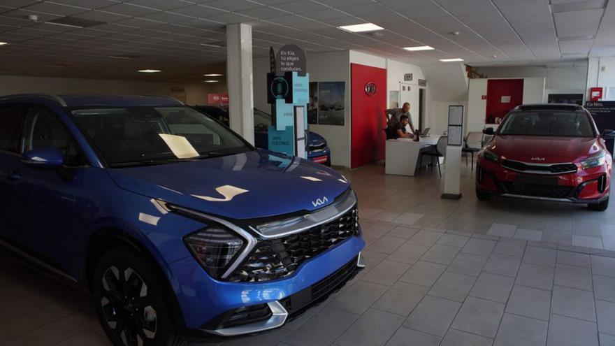 Vehículos en un concesionario de Lalín.