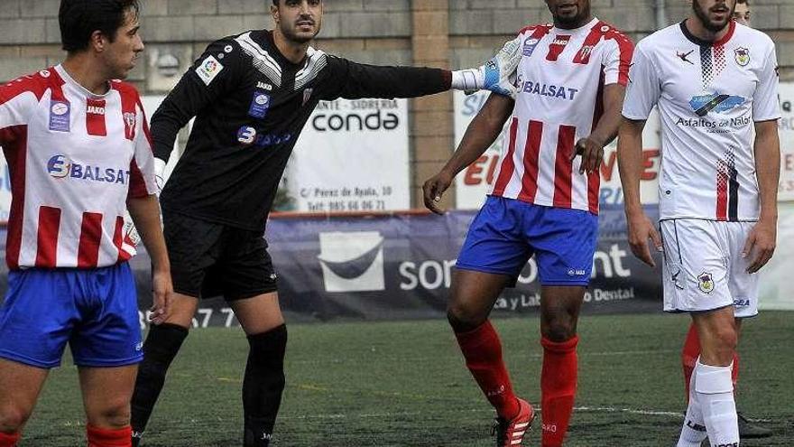 Álex, Jairo, Kayce y Polo, en el choque de pretemporada que disputaron entreguinos y langreanos.