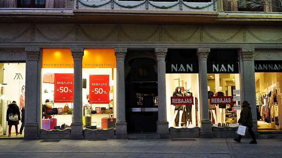 Rebajas en diferentes establecimientos situados en la plaza de Sagasta, en pleno centro de la capital zamorana. | Jose Luis Fernández