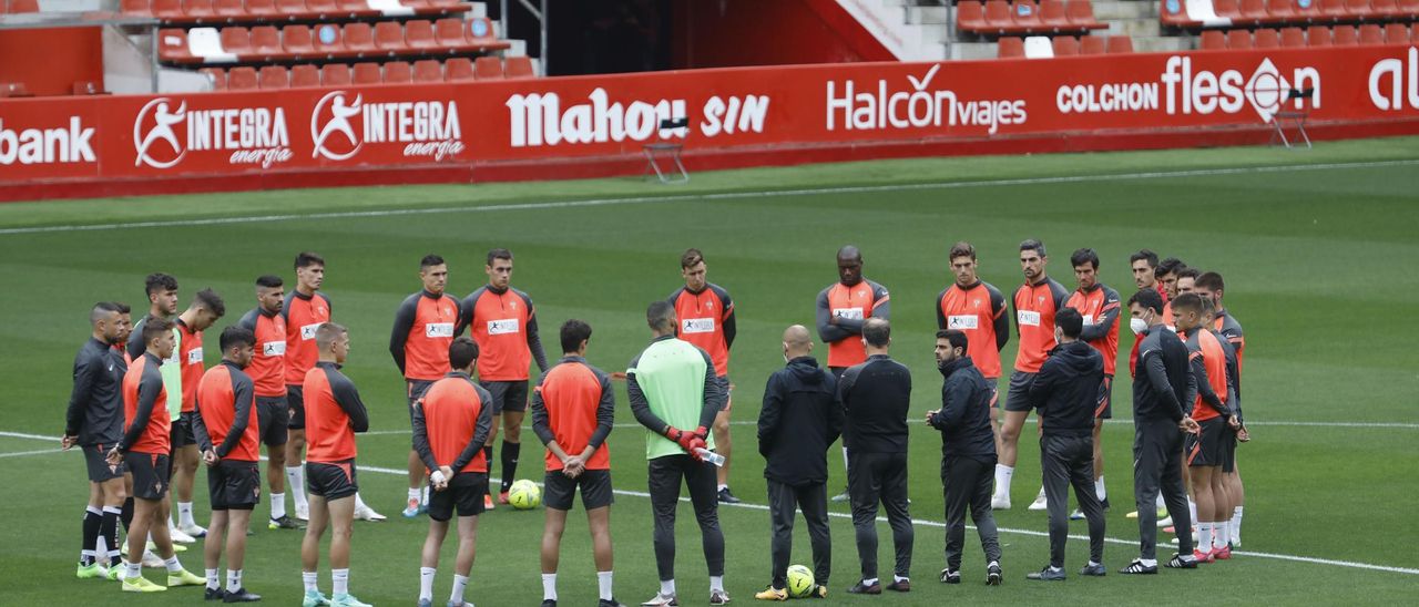 Los jugadores del Sporting, durante un entrenamiento.