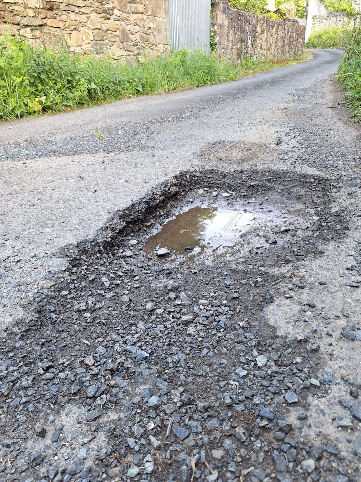 Bache en la pista de acceso a Sulago.