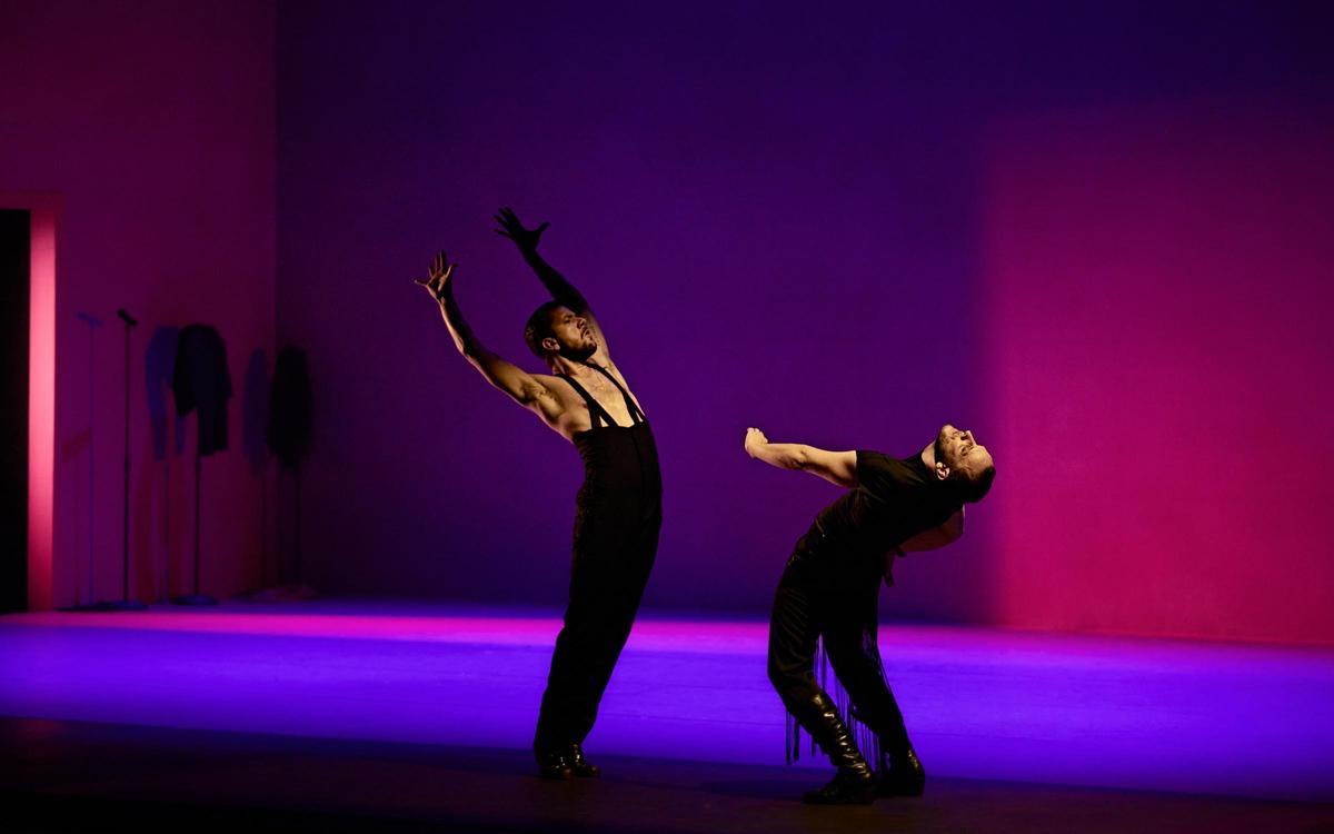 Liñán comparte protagonismo sobre el escenario con diversos bailaores.