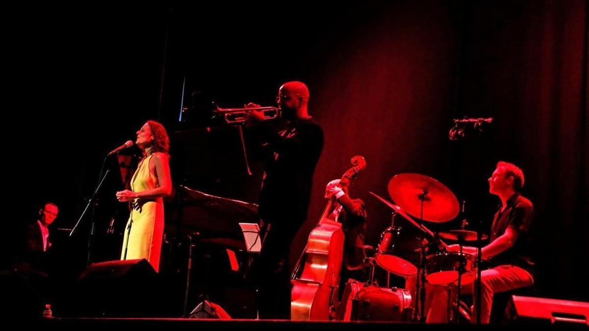 Lucy Wijnajds y sus músicos ofrecieron un excelente concierto