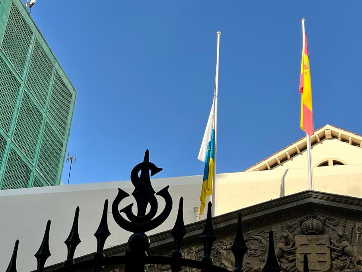 Bandera de Canarias a media asta, pero no la de España
