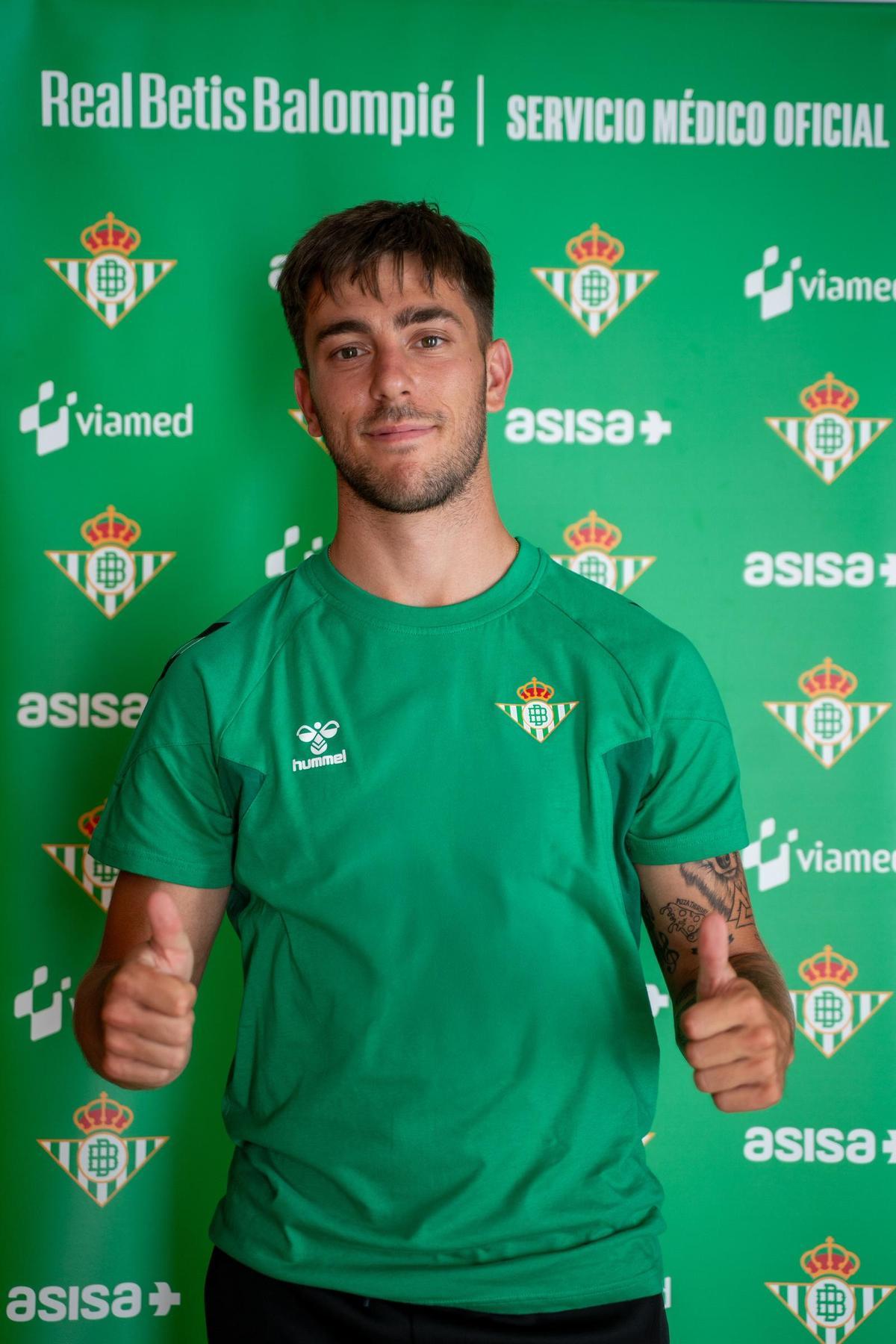 Iker Losada firma por el Betis hasta 2029, y el club verdiblanco lo oficializa con un vídeo de Los Colgaos