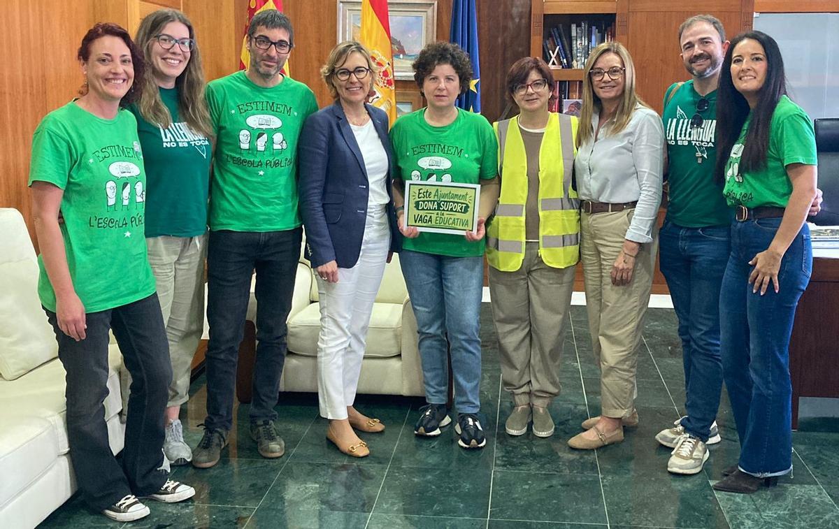 La alcaldesa y la concejala de Educación posaron con los docentes y con el cartel de apoyo a la huelga