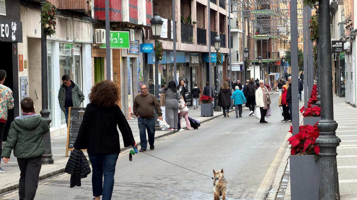 Vecinos paseando por la calle Mayor de Paterna.